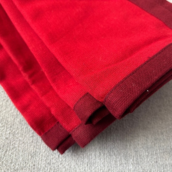 NWT Classic Red Napkins With Contrasting Red Trim 100% Cotton Set of 4 - Picture 2 of 4